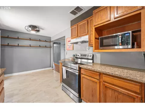 Kitchen - 880 Hughes St, Eugene, OR 97402 photo 7 of 7