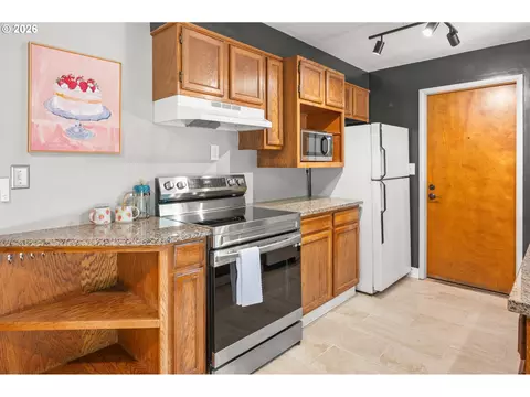 Kitchen - 880 Hughes St, Eugene, OR 97402 photo 6 of 7
