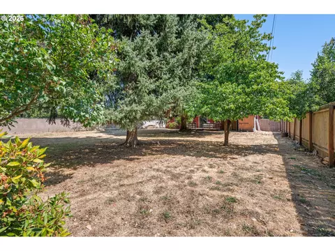 Exterior - 880 Hughes St, Eugene, OR 97402 photo 8 of 10