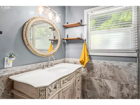 Bath - 880 Hughes St, Eugene, OR 97402 photo 2 of 4