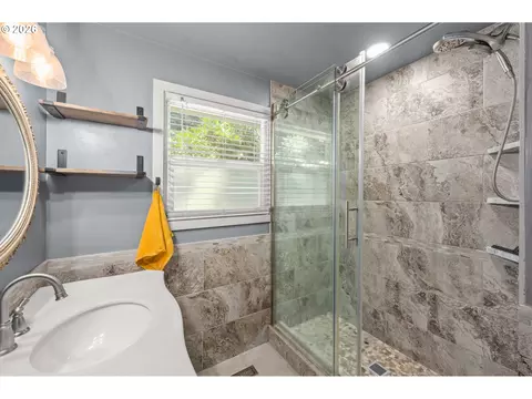 Bath - 880 Hughes St, Eugene, OR 97402 photo 4 of 4
