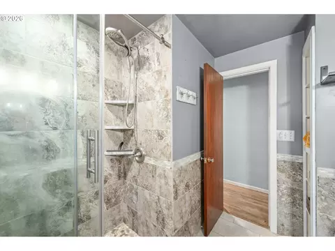 Bath - 880 Hughes St, Eugene, OR 97402 photo 3 of 4
