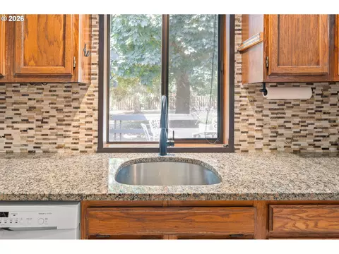 Kitchen - 880 Hughes St, Eugene, OR 97402 photo 3 of 7