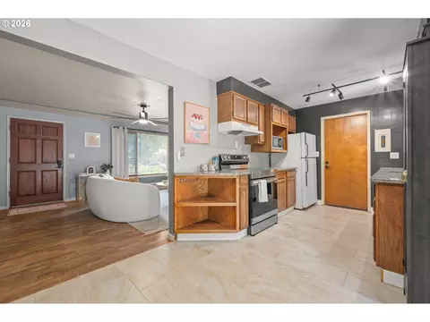 Kitchen - 880 Hughes St, Eugene, OR 97402 photo 2 of 7