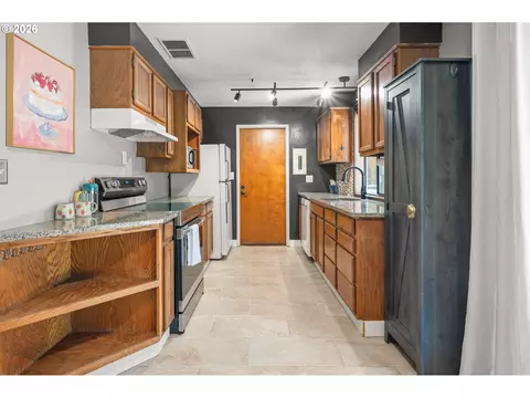 Kitchen - 880 Hughes St, Eugene, OR 97402 photo 4 of 7