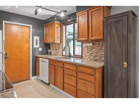 Kitchen - 880 Hughes St, Eugene, OR 97402 photo 5 of 7