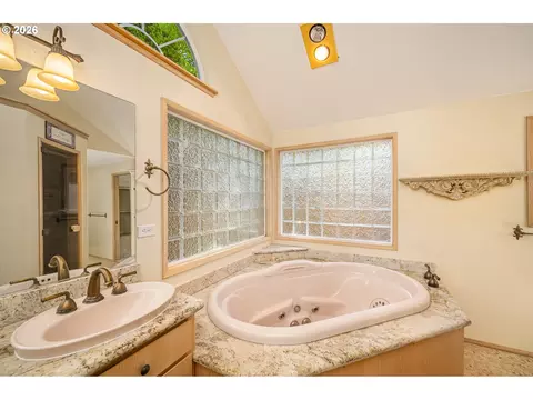 Bath - 1625 Victorian Way, Eugene, OR 97401 photo 4 of 4