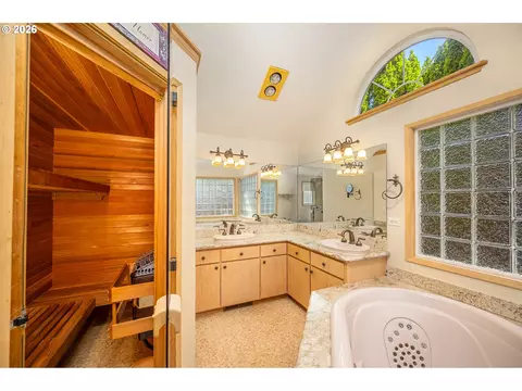 Bath - 1625 Victorian Way, Eugene, OR 97401 photo 3 of 4