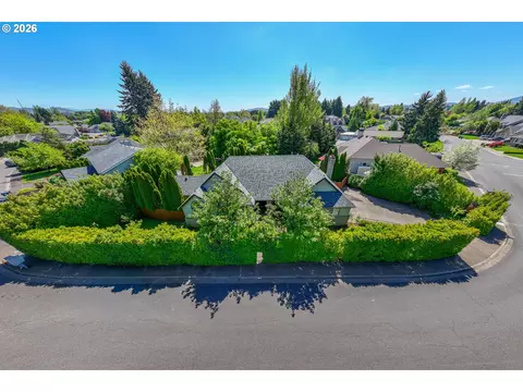 View/Area - 1625 Victorian Way, Eugene, OR 97401 photo 1 of 4