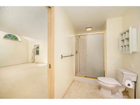 Bath - 1625 Victorian Way, Eugene, OR 97401 photo 2 of 4