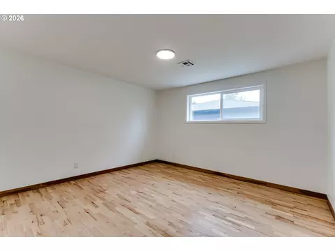 Bedroom - 3088 Dalewood St, Eugene, OR 97404 photo 1 of 7