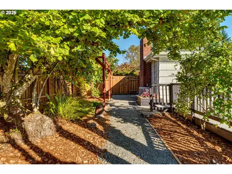 Exterior - 3088 Dalewood St, Eugene, OR 97404 photo 6 of 13
