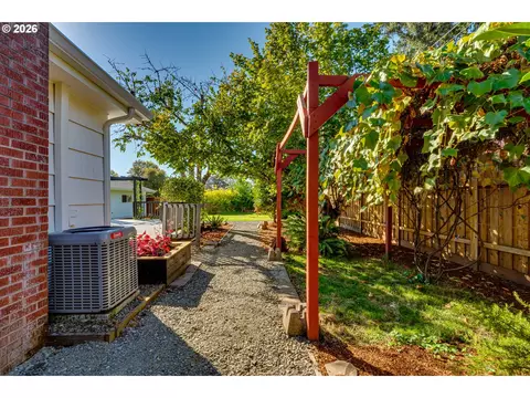 Exterior - 3088 Dalewood St, Eugene, OR 97404 photo 7 of 13