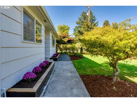 Exterior - 3088 Dalewood St, Eugene, OR 97404 photo 2 of 13