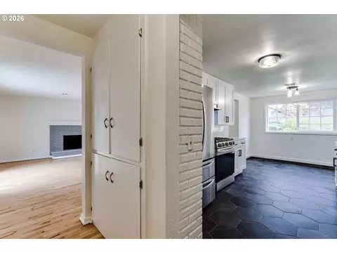 Entry Way - 3088 Dalewood St, Eugene, OR 97404 photo 2 of 2