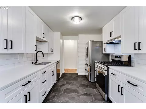 Kitchen - 3088 Dalewood St, Eugene, OR 97404 photo 3 of 5