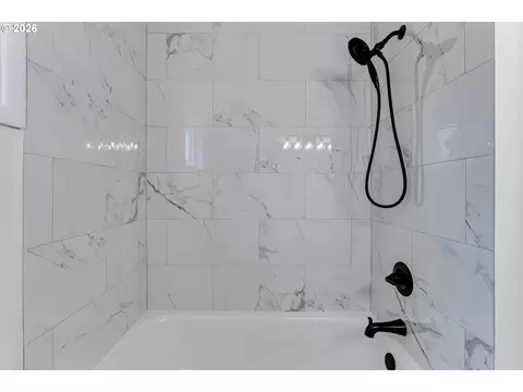 Bath - 3088 Dalewood St, Eugene, OR 97404 photo 3 of 4