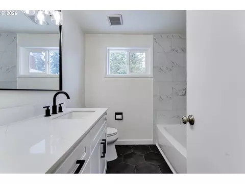Bath - 3088 Dalewood St, Eugene, OR 97404 photo 1 of 4