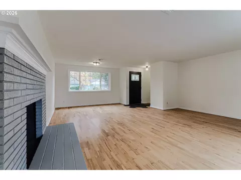 Living - 3088 Dalewood St, Eugene, OR 97404 photo 2 of 2