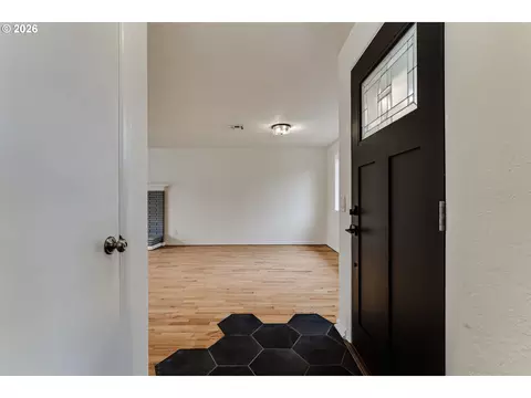 Entry Way - 3088 Dalewood St, Eugene, OR 97404 photo 1 of 2