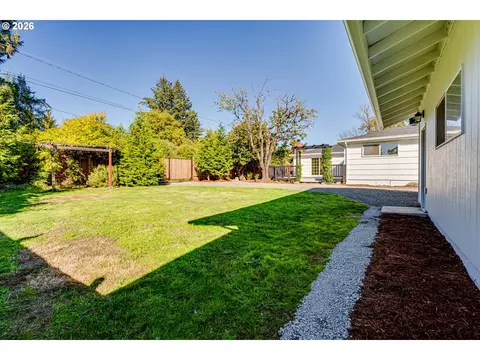 Exterior - 3088 Dalewood St, Eugene, OR 97404 photo 11 of 13