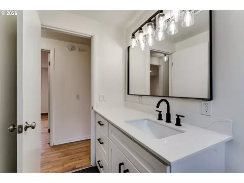 Bath - 3088 Dalewood St, Eugene, OR 97404 photo 2 of 4