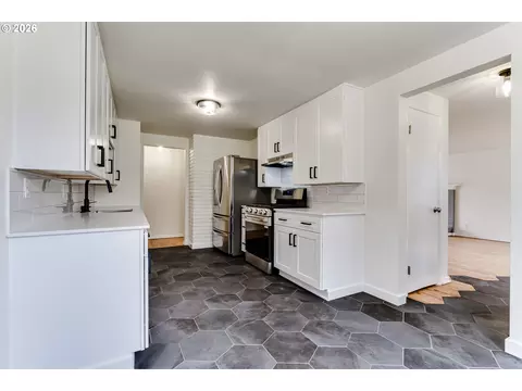 Kitchen - 3088 Dalewood St, Eugene, OR 97404 photo 4 of 5