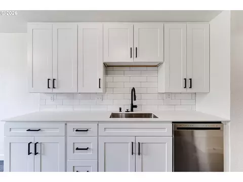 Kitchen - 3088 Dalewood St, Eugene, OR 97404 photo 2 of 5