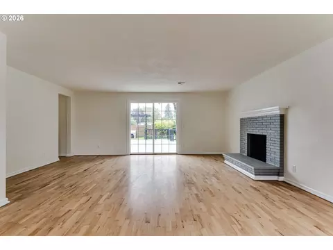 Living - 3088 Dalewood St, Eugene, OR 97404 photo 1 of 2