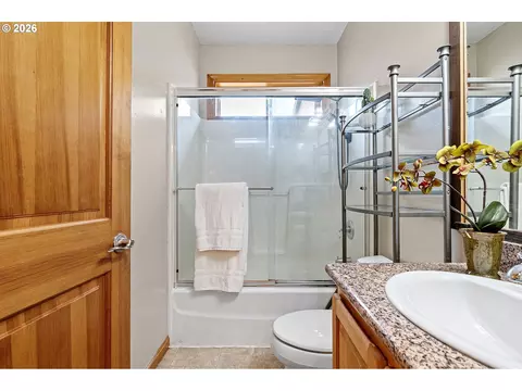 Bath - 970 T St, Springfield, OR 97477 photo 4 of 5