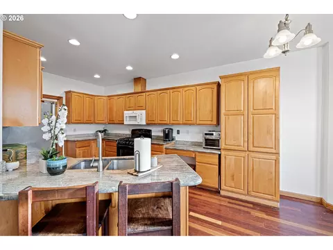 Kitchen - 970 T St, Springfield, OR 97477 photo 1 of 5