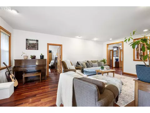 Living - 970 T St, Springfield, OR 97477 photo 2 of 3