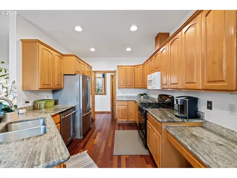 Kitchen - 970 T St, Springfield, OR 97477 photo 2 of 5