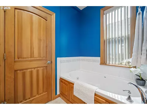 Bath - 970 T St, Springfield, OR 97477 photo 3 of 5