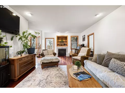 Living - 970 T St, Springfield, OR 97477 photo 3 of 3