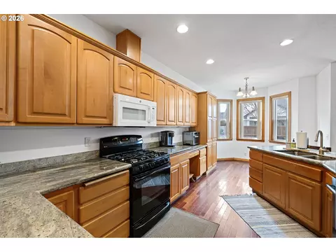 Kitchen - 970 T St, Springfield, OR 97477 photo 5 of 5