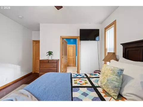 Bedroom - 970 T St, Springfield, OR 97477 photo 3 of 5