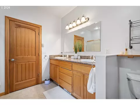 Bath - 970 T St, Springfield, OR 97477 photo 2 of 5