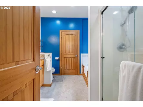 Bath - 970 T St, Springfield, OR 97477 photo 1 of 5