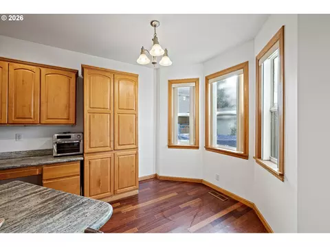 Kitchen - 970 T St, Springfield, OR 97477 photo 4 of 5