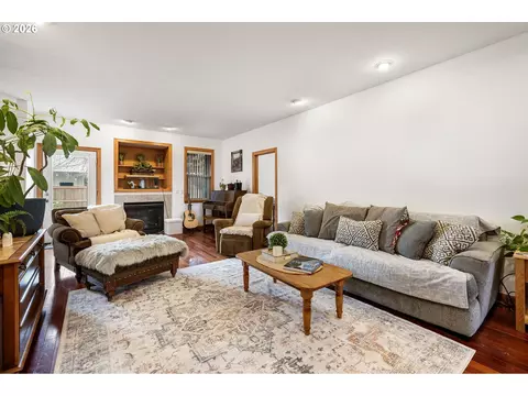 Living - 970 T St, Springfield, OR 97477 photo 1 of 3