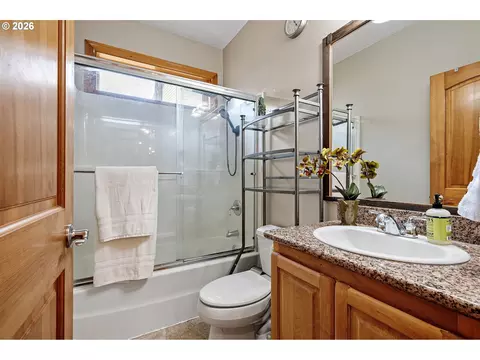 Bath - 970 T St, Springfield, OR 97477 photo 5 of 5