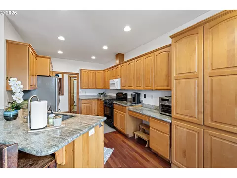 Kitchen - 970 T St, Springfield, OR 97477 photo 3 of 5