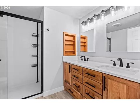 Bath - 5660 Austin Way, Eugene, OR 97402 photo 1 of 3