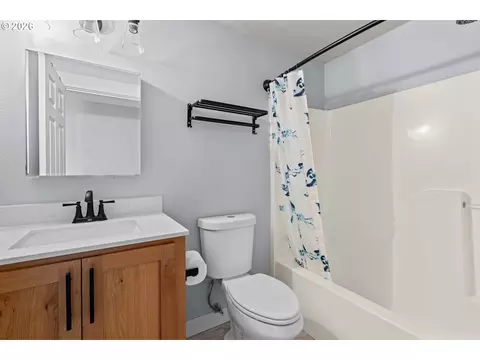 Bath - 5660 Austin Way, Eugene, OR 97402 photo 3 of 3