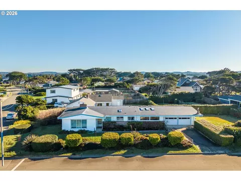 615 Jackson Ave SW, Bandon, OR 97411