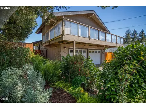 605 SE 2nd St, Newport, OR 97365