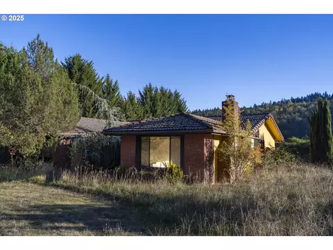 312 Bryant Ln, Roseburg, OR 97471