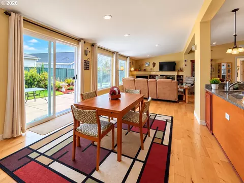 Dining - 5343 Cobblestone Ln, Eugene, OR 97402 photo 3 of 3