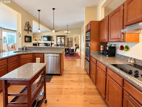 Kitchen - 5343 Cobblestone Ln, Eugene, OR 97402 photo 2 of 5